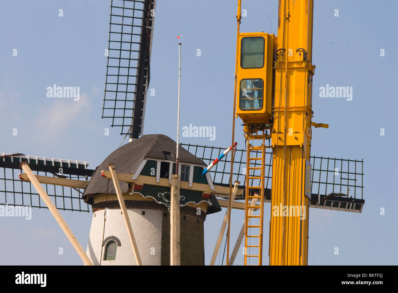 Bouwen aan Nederland molen en bouwkraan; la costruzione nei Paesi Bassi il mulino a vento e buildingcrane Foto Stock