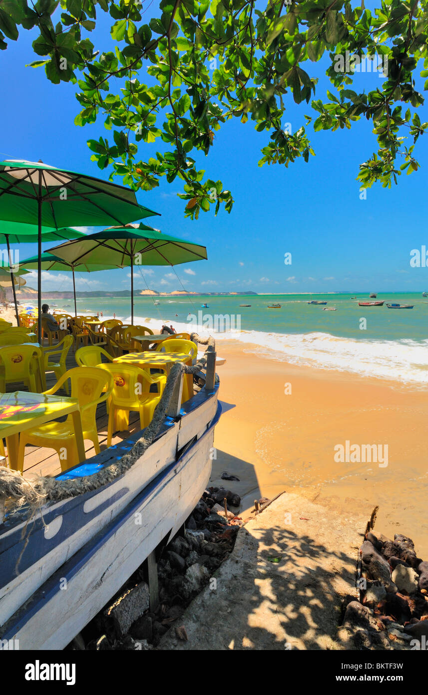 Ristorante barca sulla pipa spiaggia cittadina con vista della spiaggia e del mare Foto Stock