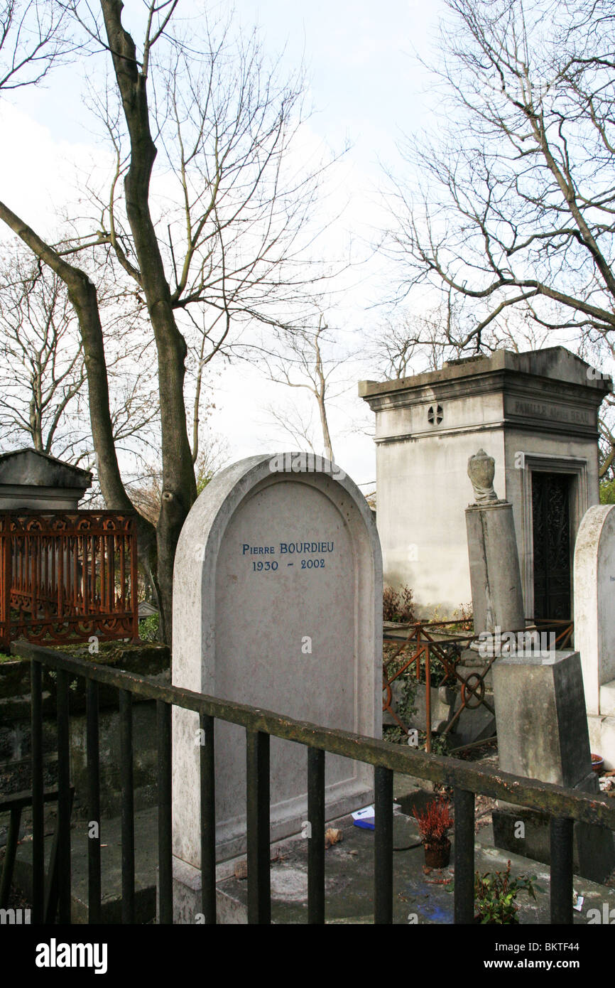 Pierre Bourdieu tomba nel cimitero di Pere Lachaise di Parigi, Francia. Foto Stock