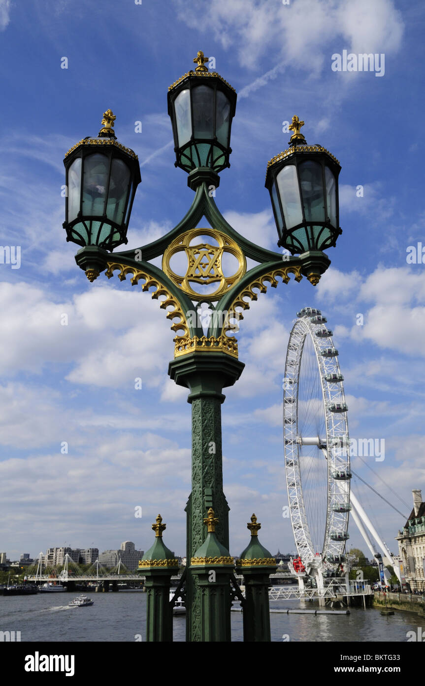 Lampione ornati sul Westminster Bridge con il London Eye, London, England, Regno Unito Foto Stock