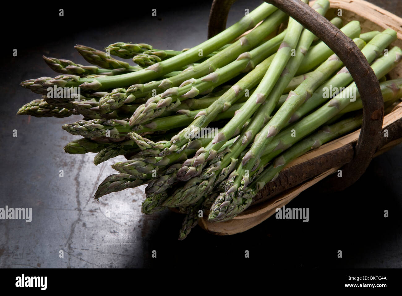 Fresh cut gli asparagi in un trug Foto Stock