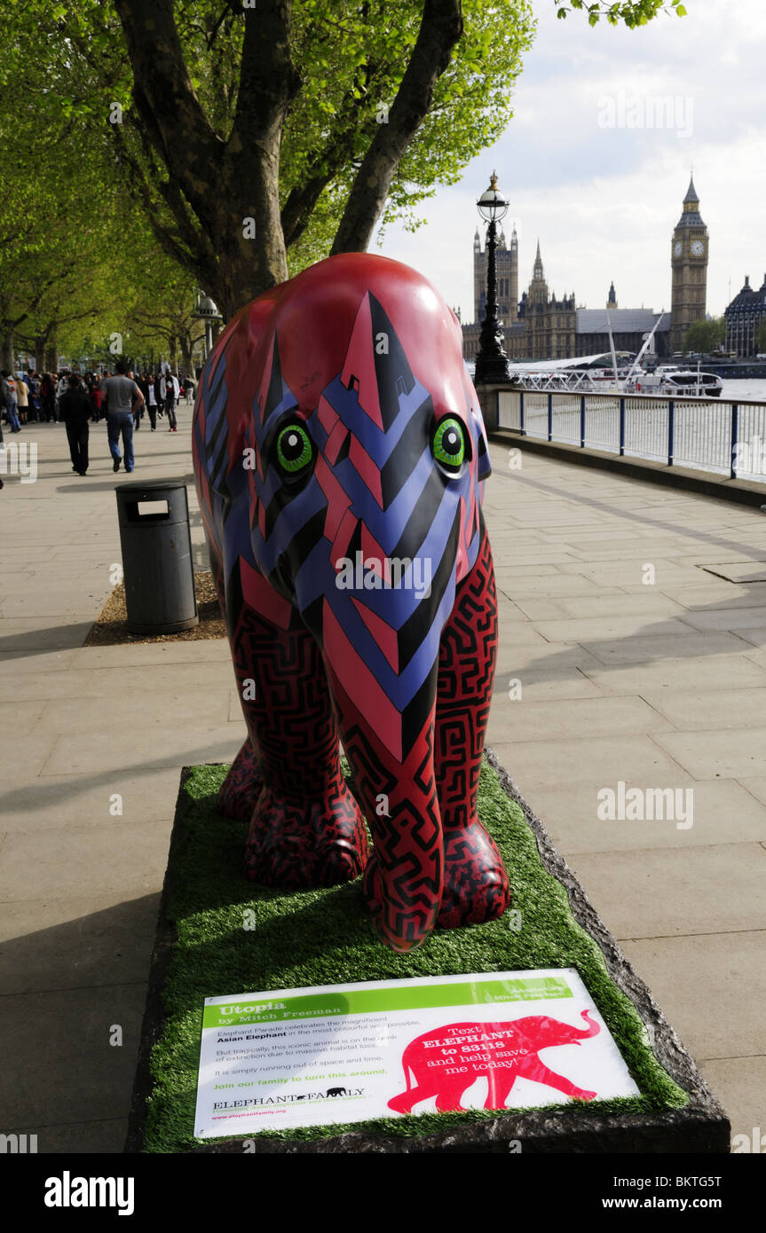 Elephant Parade London 2010 mostra d'arte scultura sulla South Bank di Londra, England, Regno Unito Foto Stock