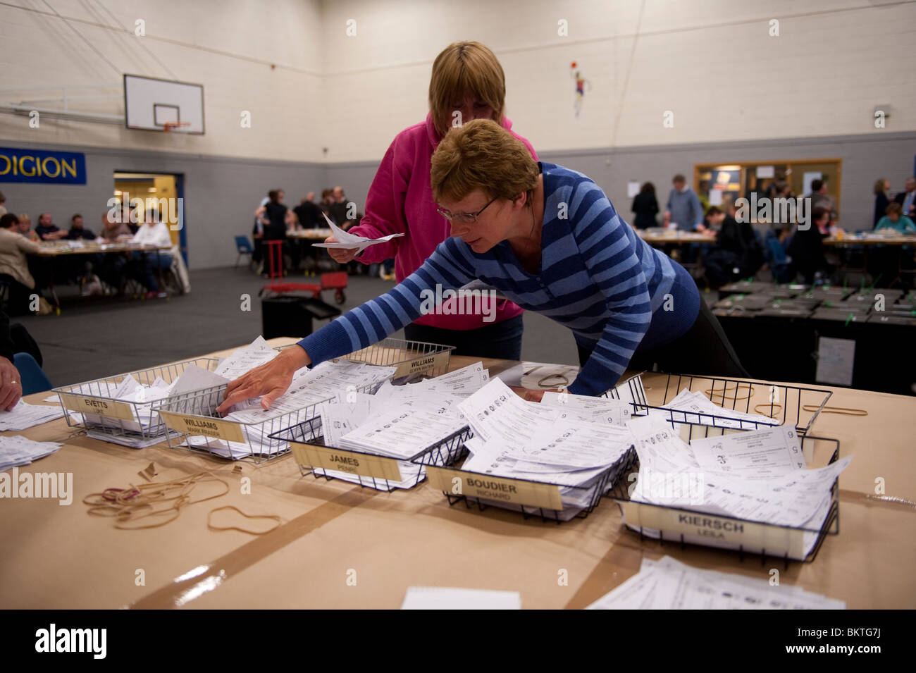 Il conteggio dei voti espressi in Ceredigion circoscrizione elettorale alle elezioni generali, 6 maggio 2010 Foto Stock