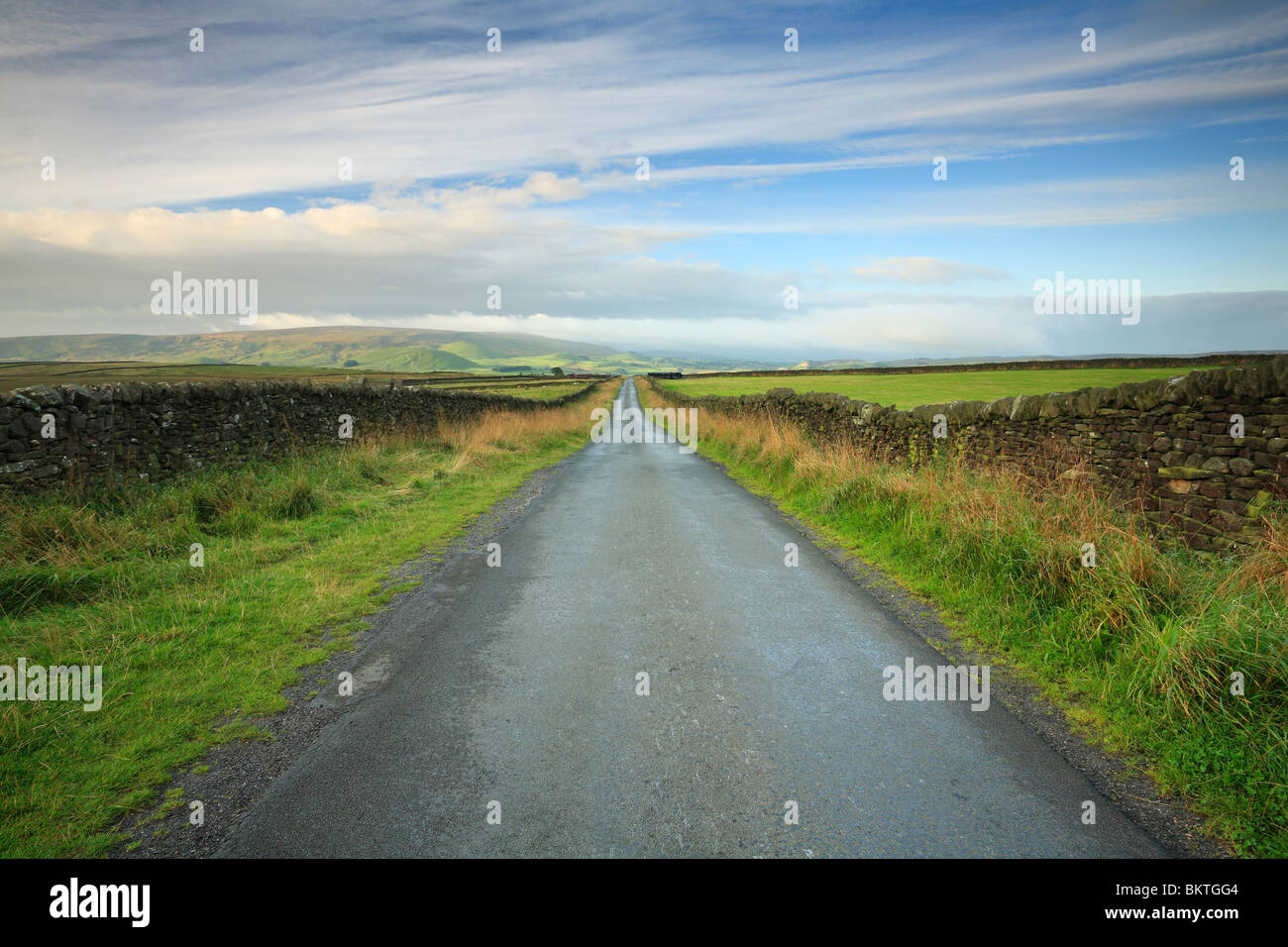 Lo spazio aperto e il cielo di Yorkshire Dales come visto da vicino Grassington su una ventilata mattina d'estate Foto Stock