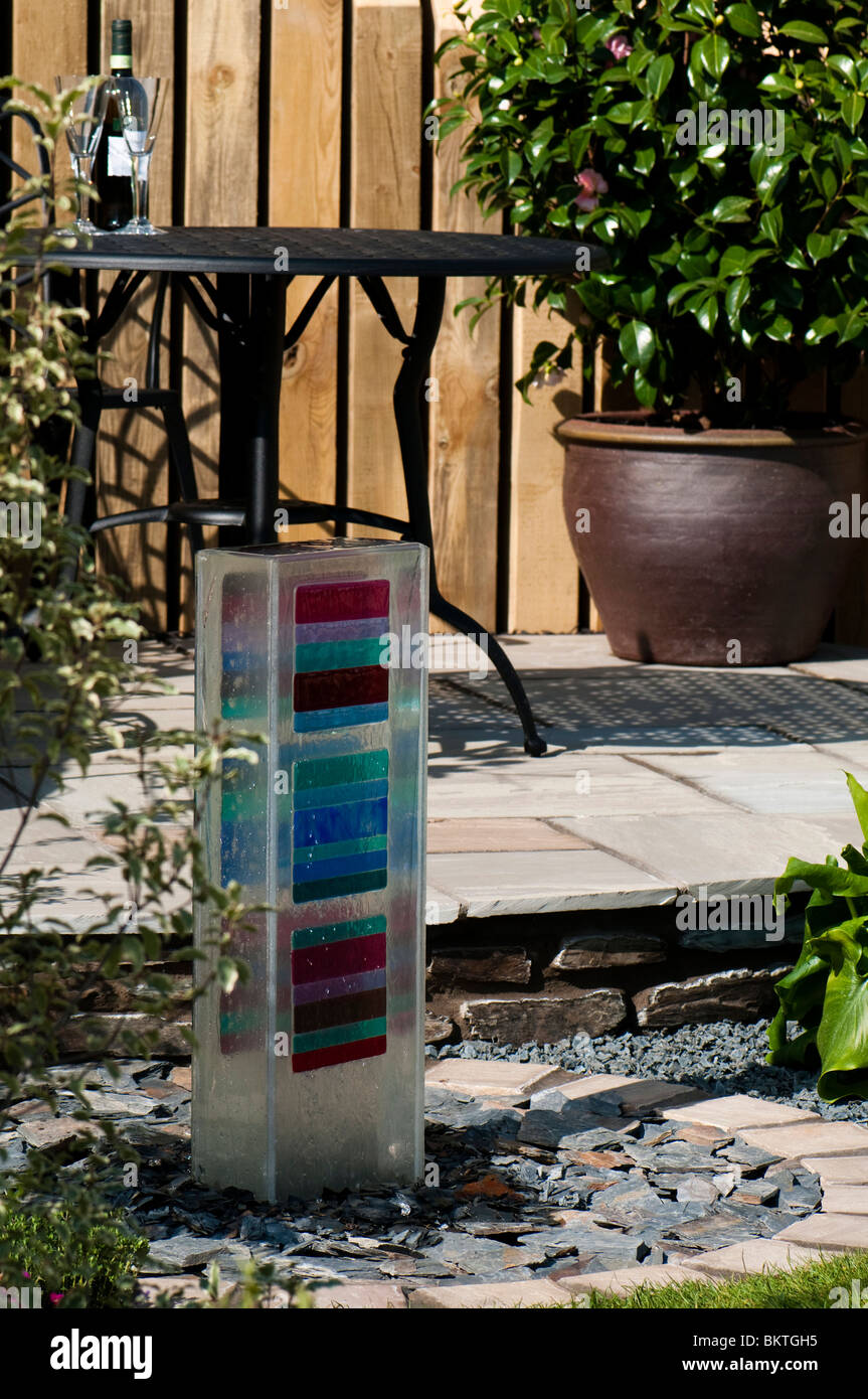 Caratteristica dell'acqua nel "santuario urbano' mostrano giardino alla RHS mostrano a Cardiff nel 2010 Foto Stock