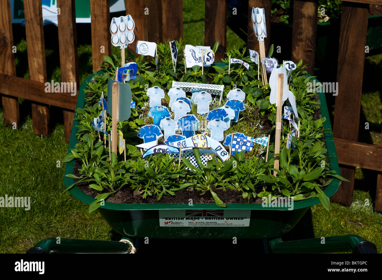 Concorrente in RHS mostrano Cardiff scuola della carriola giardini concorso Foto Stock