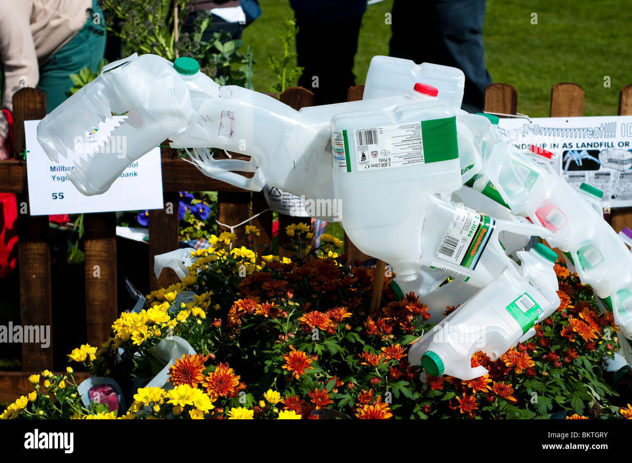 Concorrente in RHS mostrano Cardiff scuola della carriola giardini concorso Foto Stock