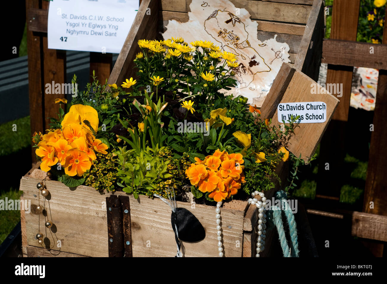 Concorrente in RHS mostrano Cardiff scuola della carriola giardini concorso Foto Stock