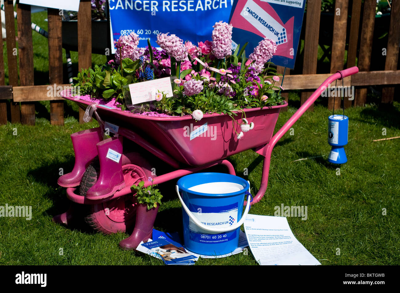 La ricerca sul cancro carriola giardino a lui RHS mostrano a Cardiff nel 2010 Foto Stock
