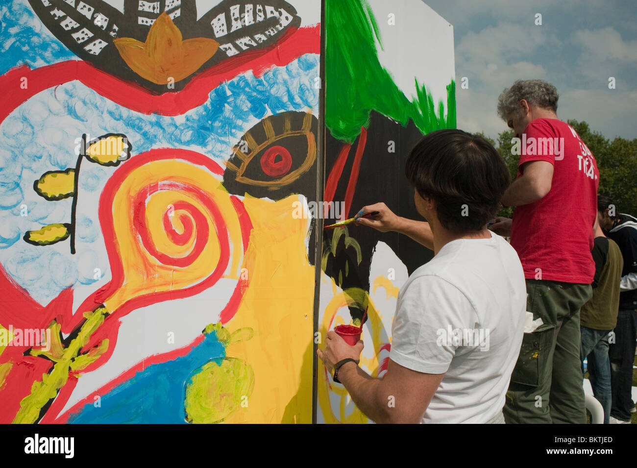 Celebrazione della Giornata Mondiale del 'Commercio equo e solidale', con il Muro di Pittura dell'uomo, nel Parco la Villette, Parigi colorata, Arte di strada Foto Stock