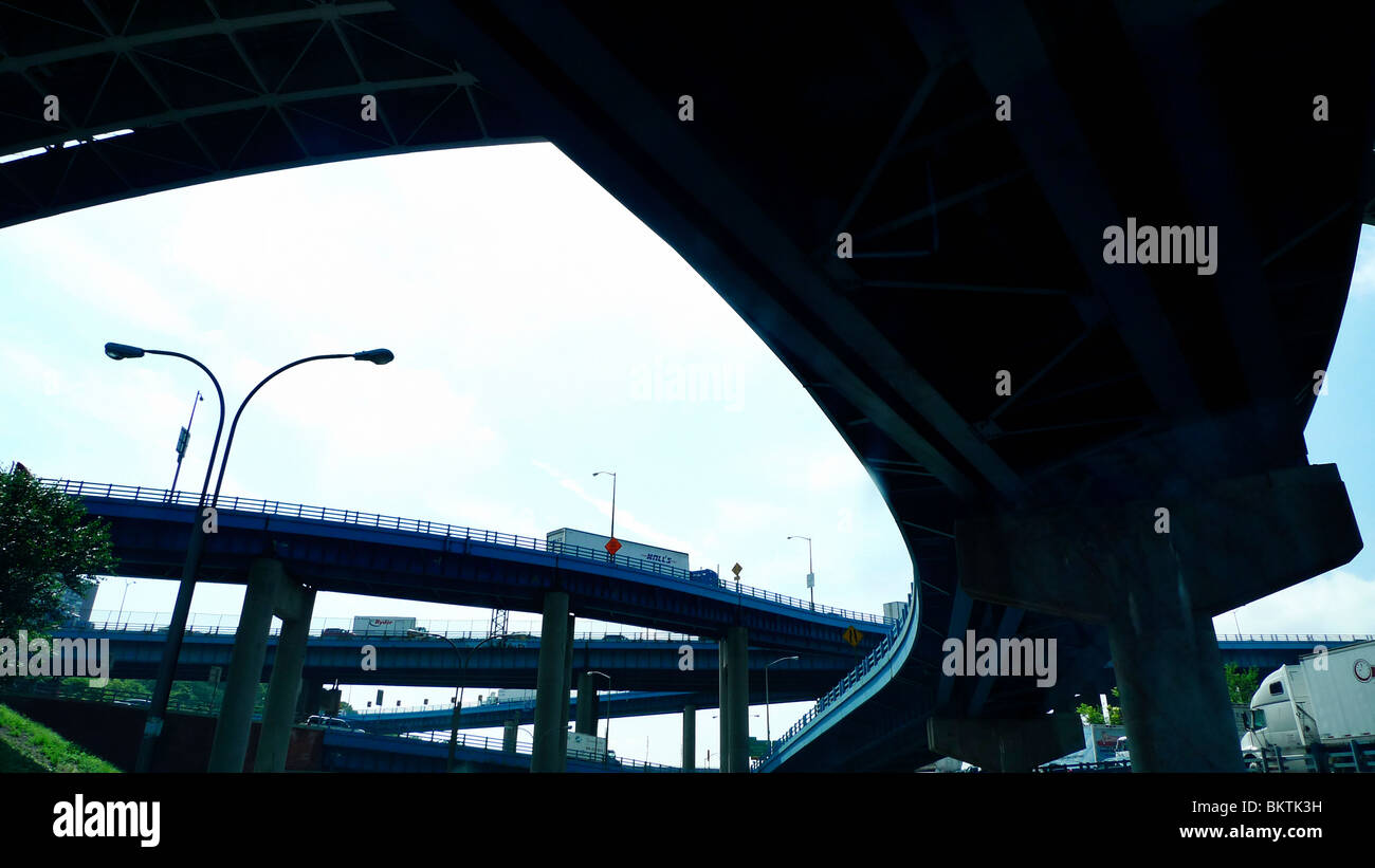 American freeway cavalcavia nella trafficata città metropolitana. Foto Stock