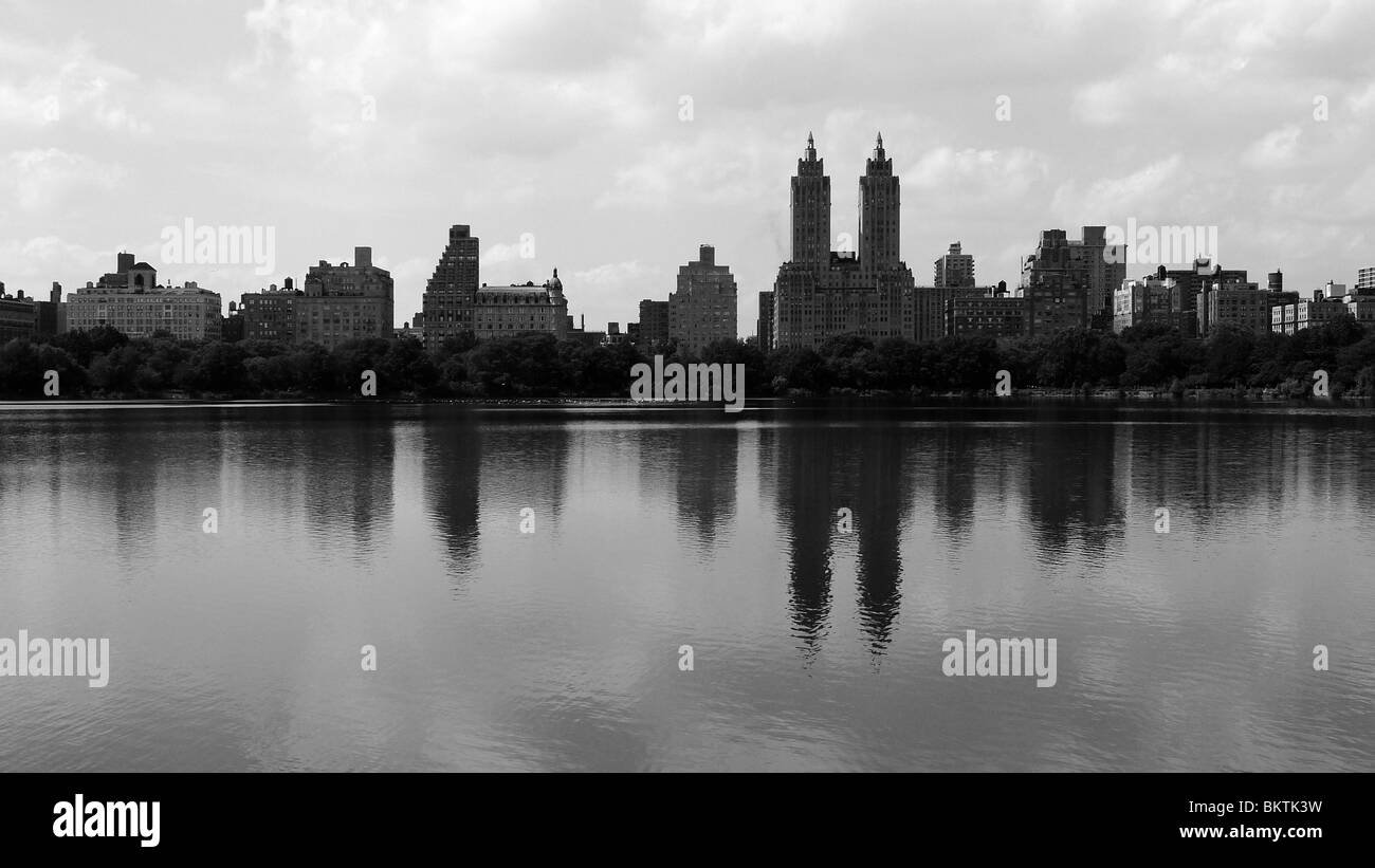 Skyline di New York si riflette nel Central Park Lake. Foto Stock