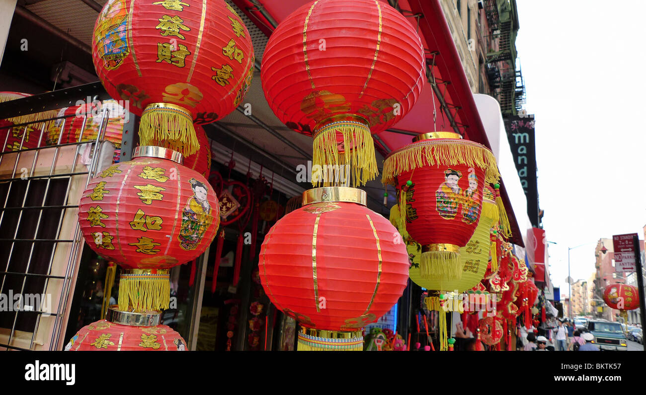 Rosso lanterne cinesi appesi in una New York Chinatown shop. Foto Stock