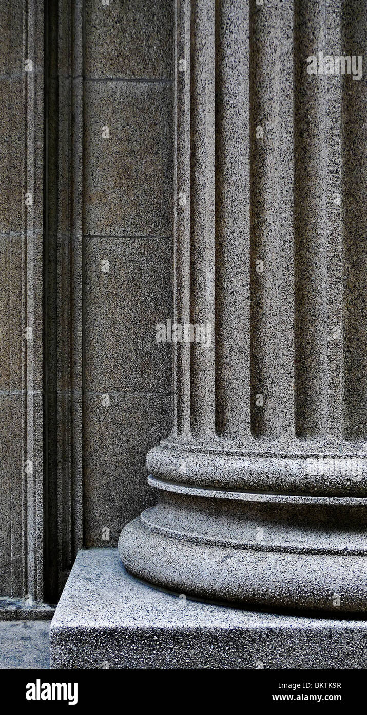 Close-up di un forte sostegno pilastro architettonico di base. Foto Stock