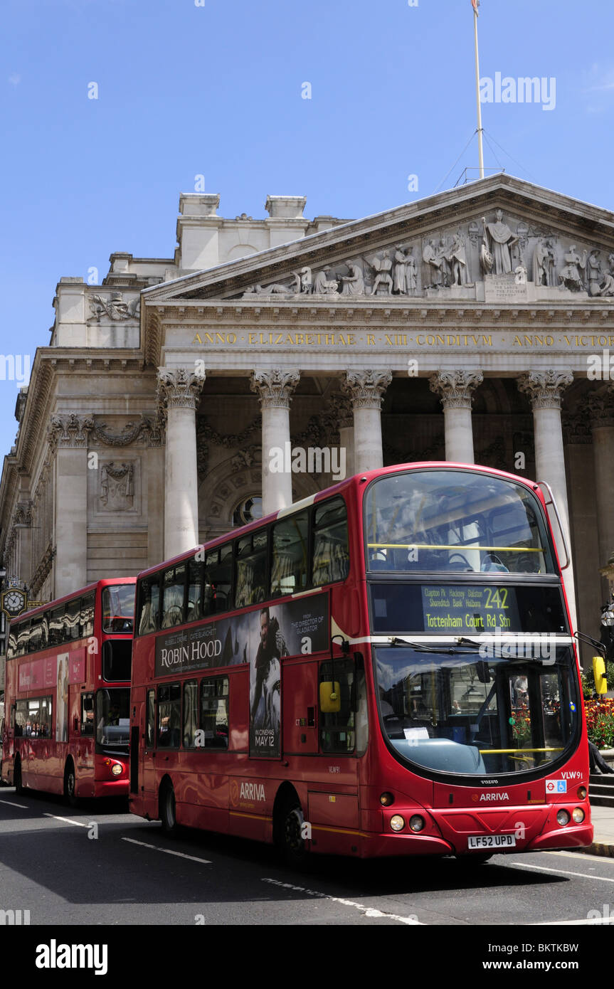 Gli autobus di Londra al di fuori del Royal Exchange Building, Londra, Inghilterra, Regno Unito Foto Stock