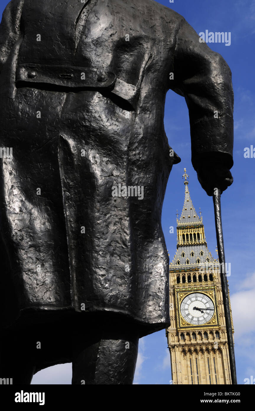 Statua di Sir Winston Churchill e il Big Ben, la piazza del Parlamento, London, England, Regno Unito Foto Stock