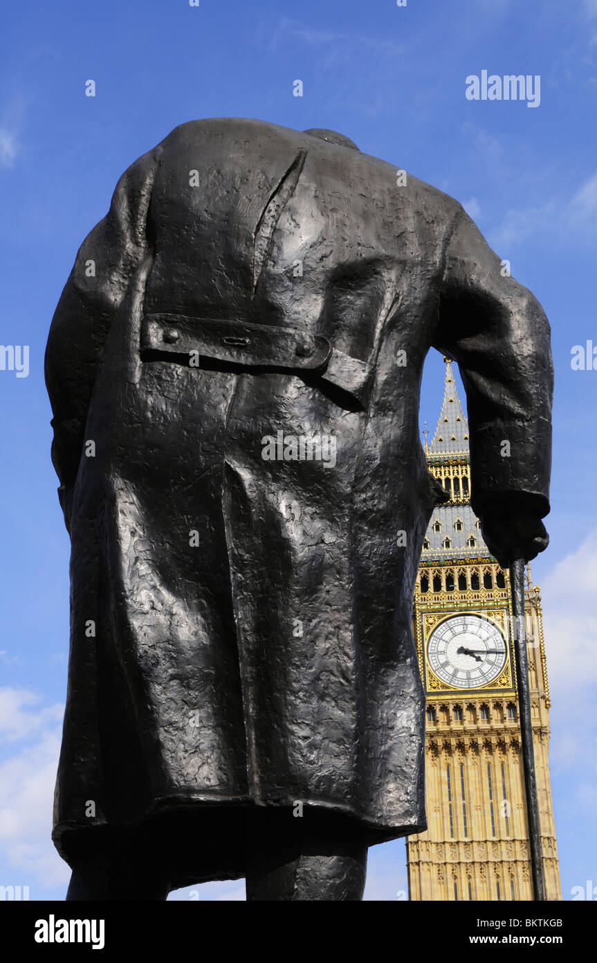Statua di Sir Winston Churchill e il Big Ben, la piazza del Parlamento, Westminster, London, England, Regno Unito Foto Stock