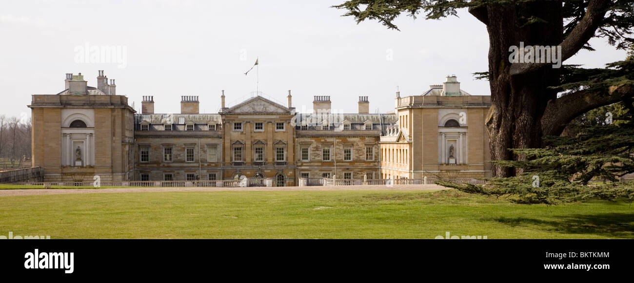 Woburn Abbey con il cedro in primo piano Foto Stock