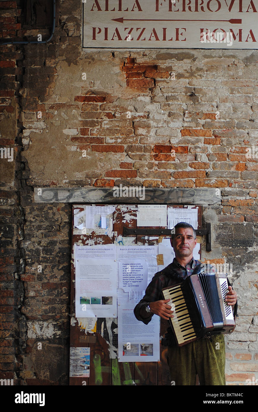 Busker di suonare la fisarmonica, Venezia, Italia Foto Stock