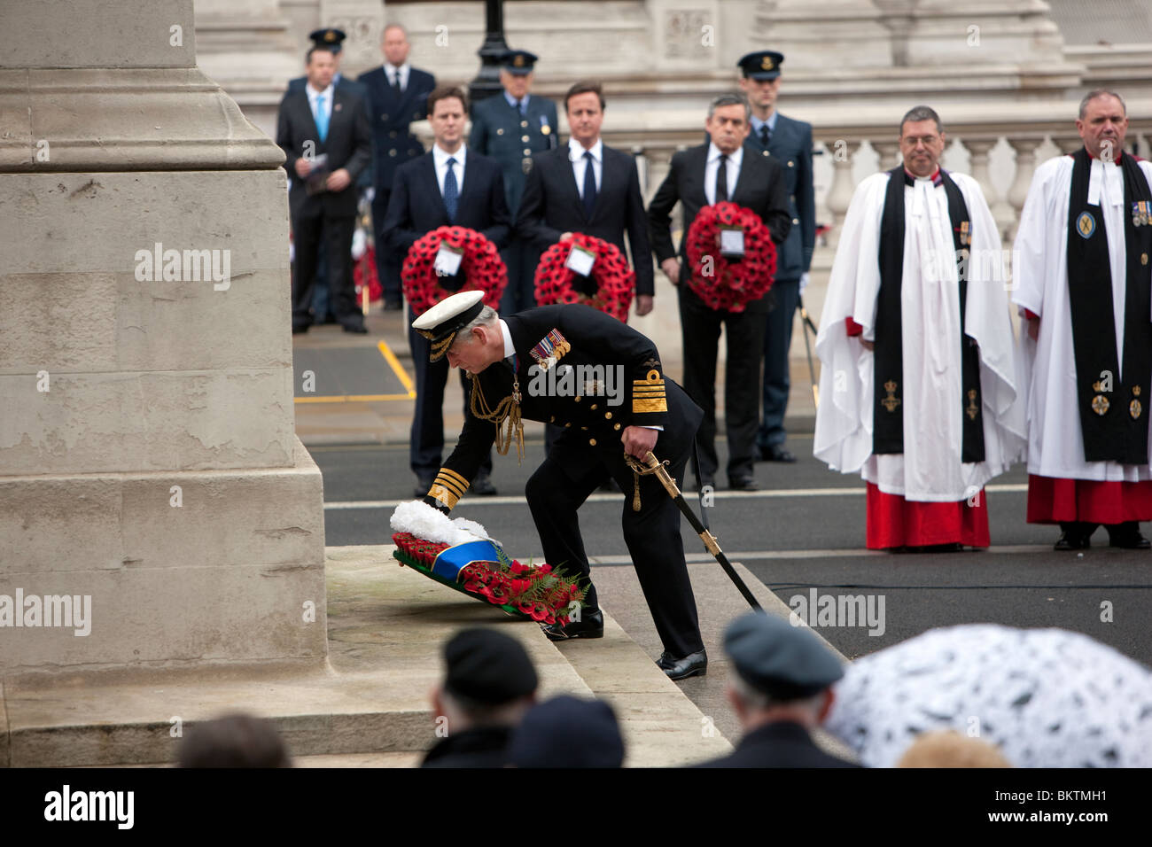 Il principe Charles assiste il servizio per il sessantacinquesimo anniversario della Giornata di VE in Whitehall, Londra Foto Stock