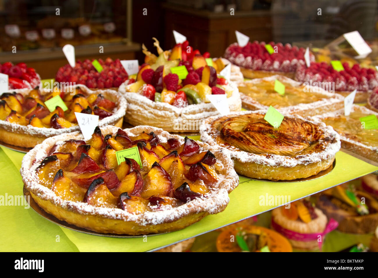 Crostate di frutta in vendita nella finestra di una pasticceria a Parigi Foto Stock