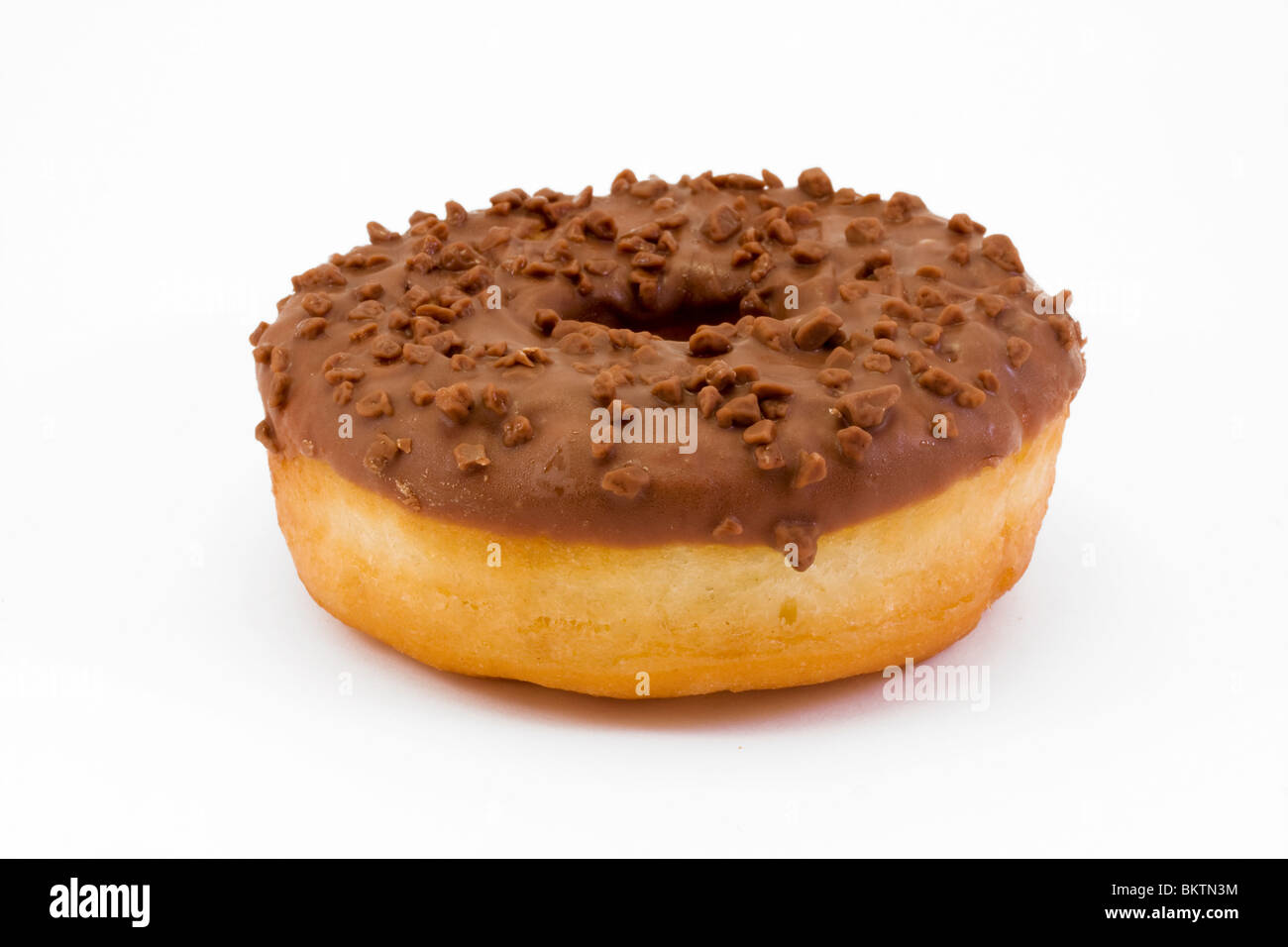 Ricoperta di cioccolato ciambella isolato su bianco Foto Stock