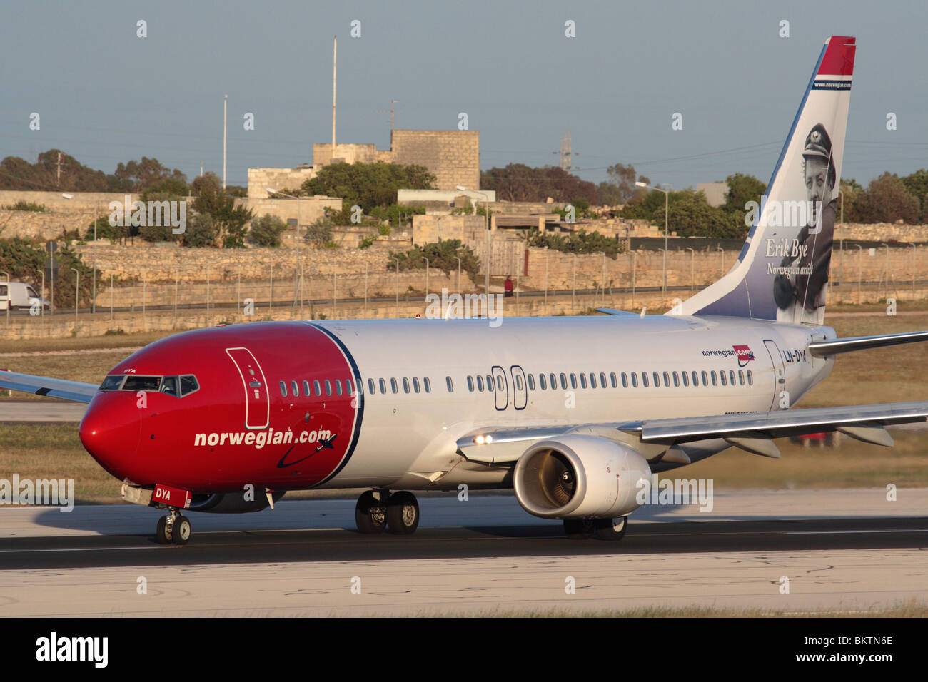 Norwegian Airways (ex Norwegian Air Shuttle) Boeing 737-800 aereo di linea tenendo spento Foto Stock