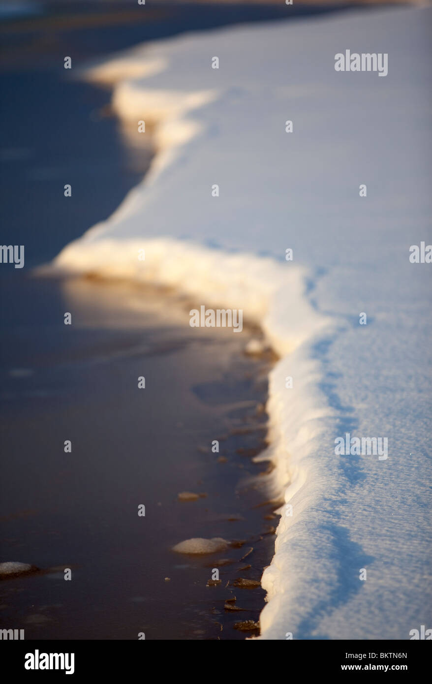 Acqua e neve e ghiaccio edge Foto Stock