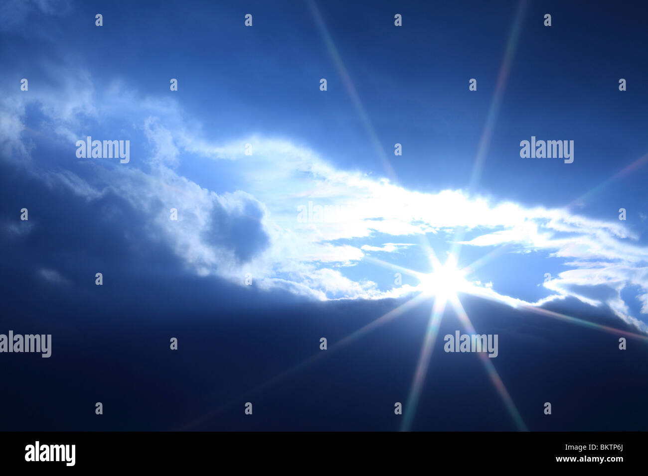 Una forma a stella sole brilla attraverso le nuvole Foto Stock