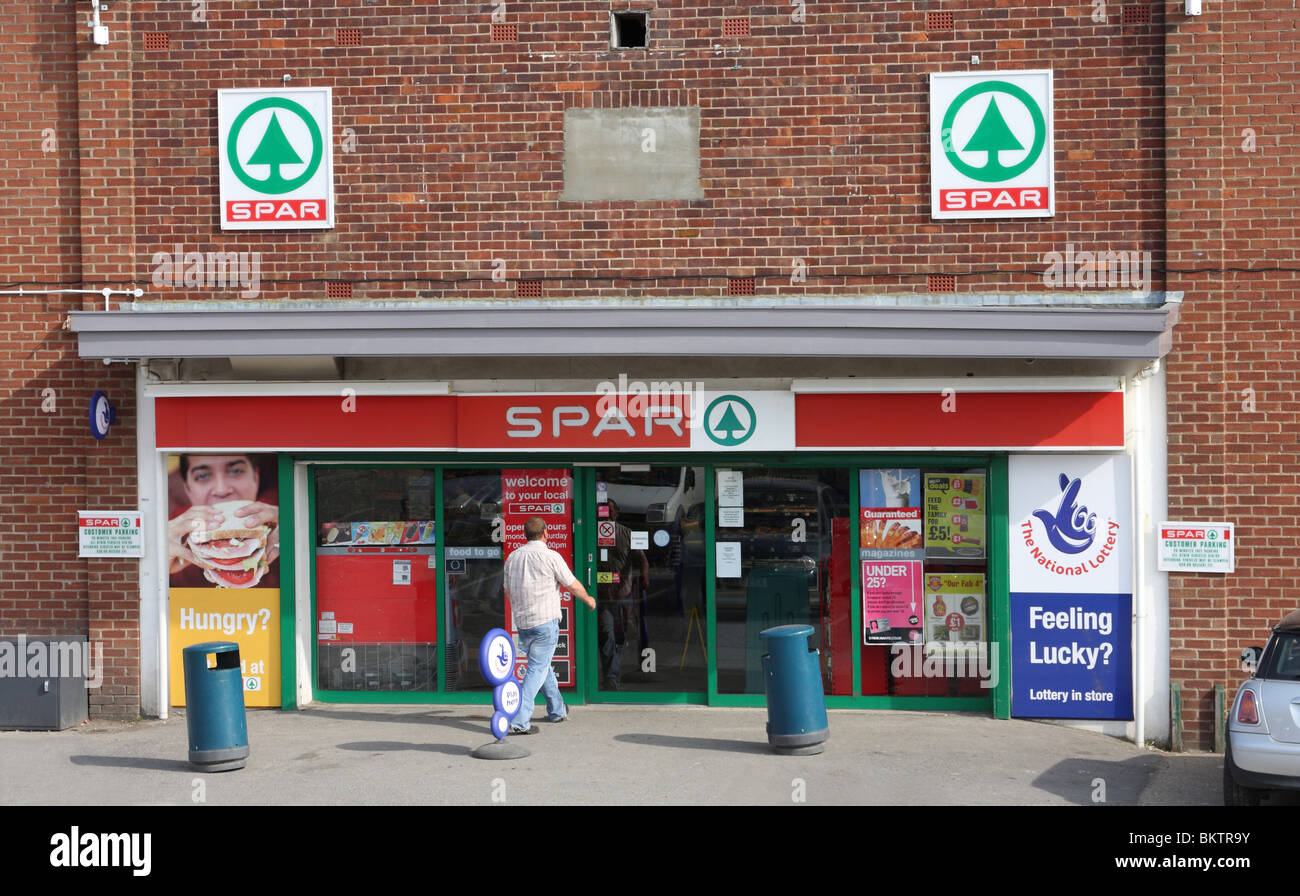 Un longherone convenience store in una città del Regno Unito. Foto Stock