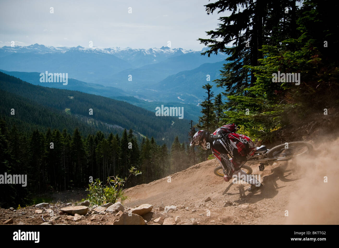 In discesa in mountain bike nel mondo famoso Whistler Bike Park Foto Stock