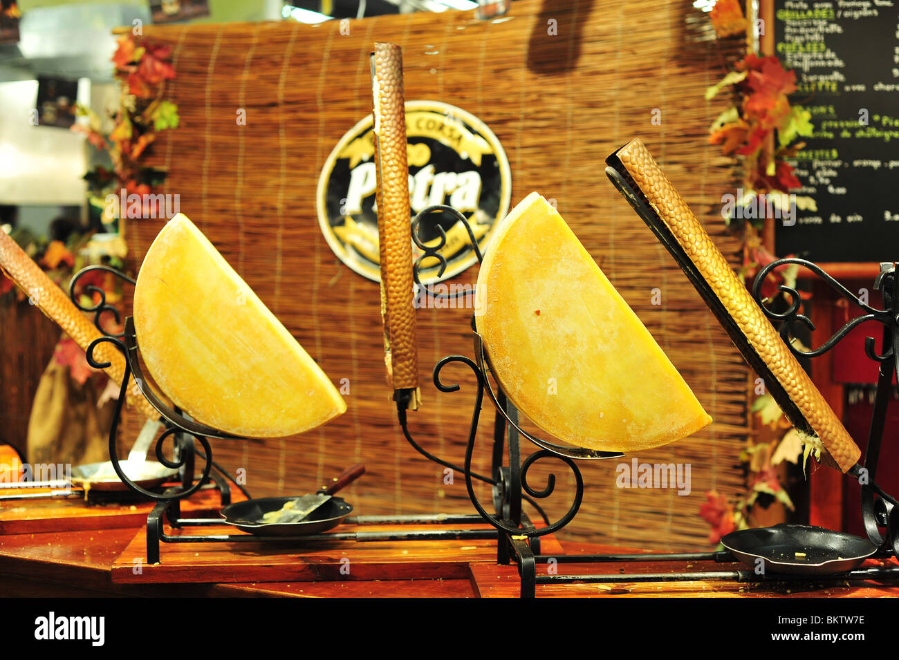 La raclette svizzera con formaggio di fusione. La raclette è anche un piatto indigeno di parti della Svizzera, la Vallonia e Francia Foto Stock