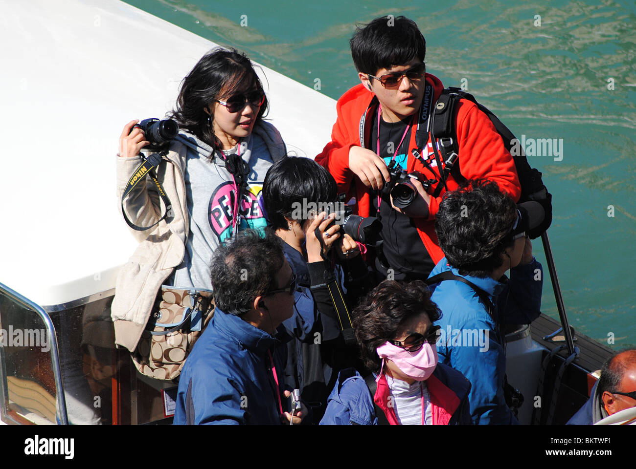 Turisti asiatici con telecamere, Grand Canal, Venezia, Italia Foto Stock