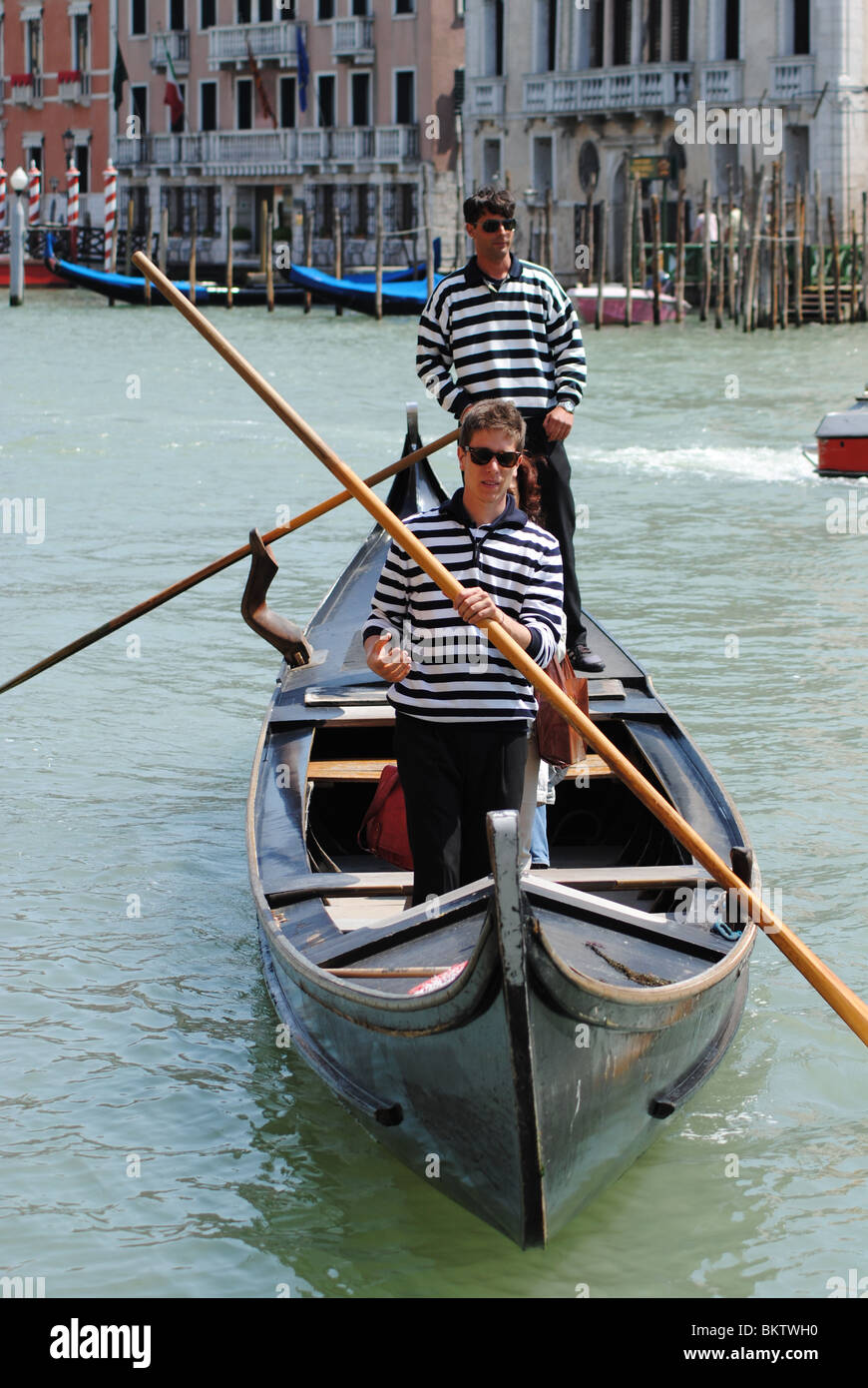Gondolieri il funzionamento del "traghetto" (di attraversamento del canale in gondola) servizio a Venezia, Italia Foto Stock