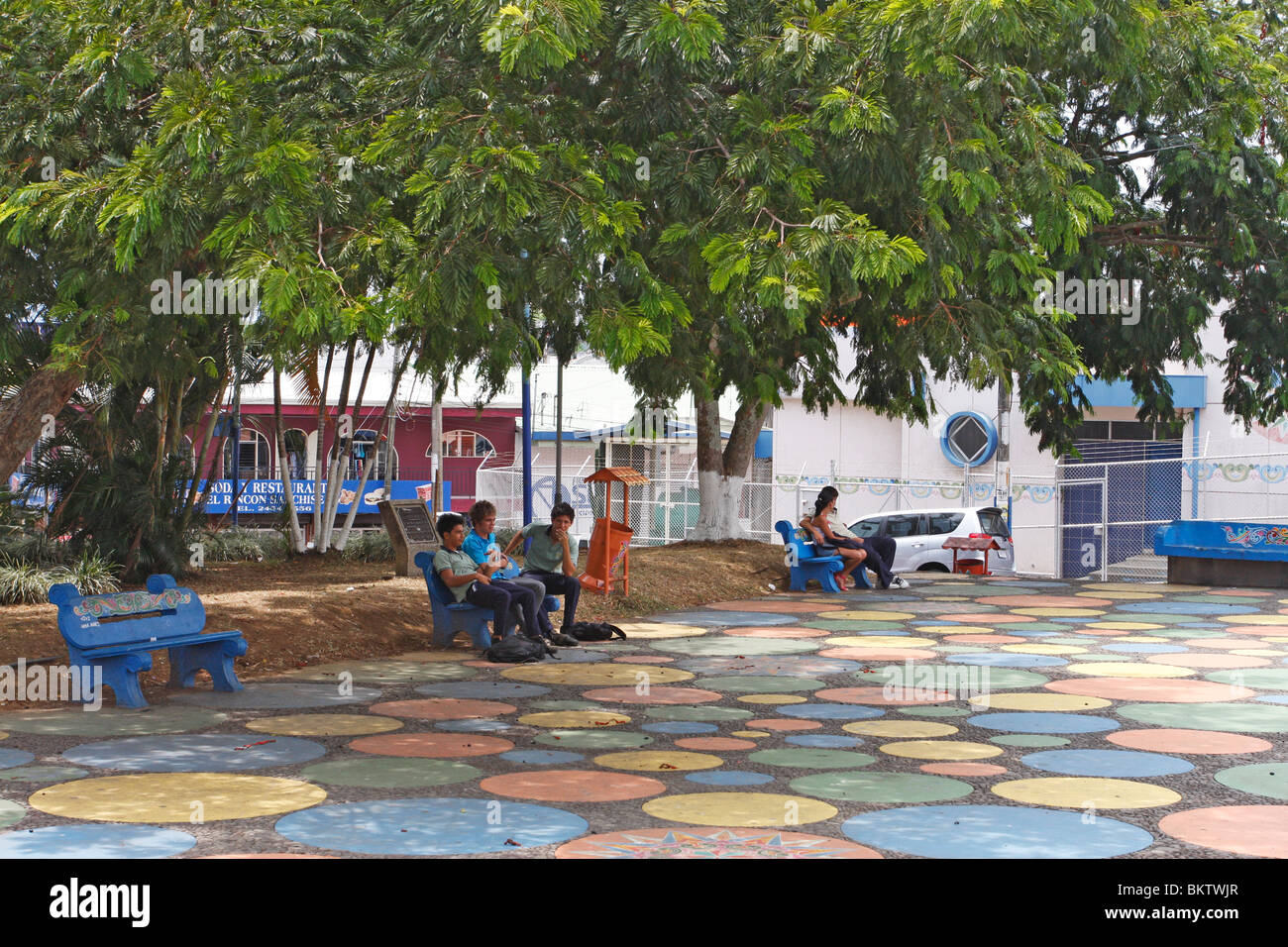 Seduta colorata e la zona di appoggio nel centro di Sarchi,Costa Rica,Messico. Foto Stock