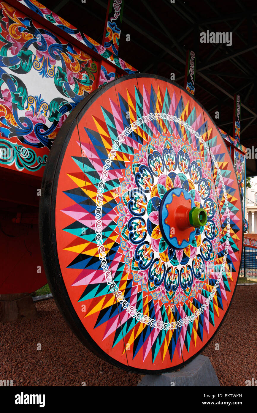 Più grande dipinto luminosamente Oxcart nel mondo per essere trovato in corrispondenza di Sarchi,Costa Rica,Messico. Foto Stock