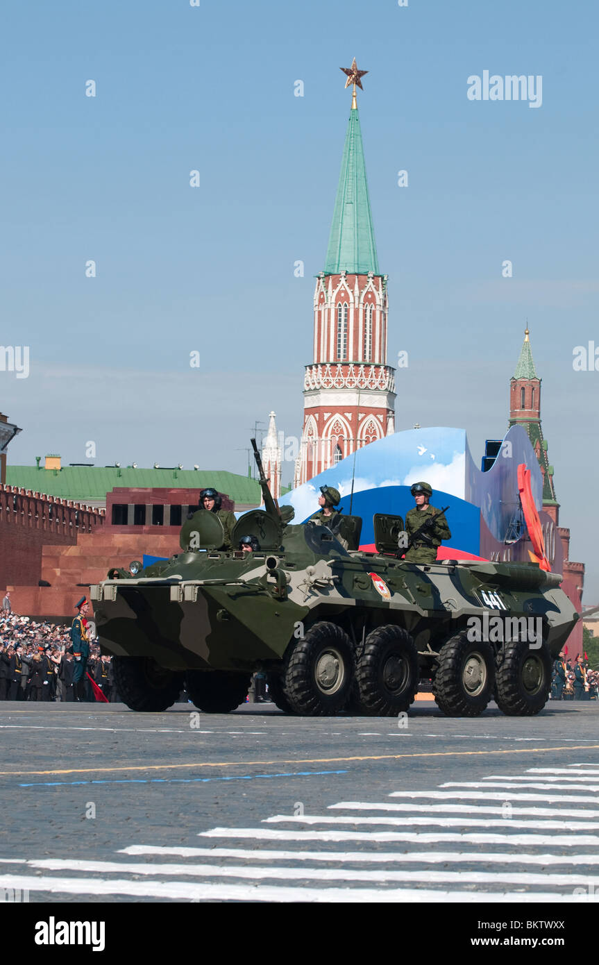 Il personale di blindati carrier APC BTR 80 marzo lungo la Piazza Rossa Mosca Victory Parade di 2010 Foto Stock