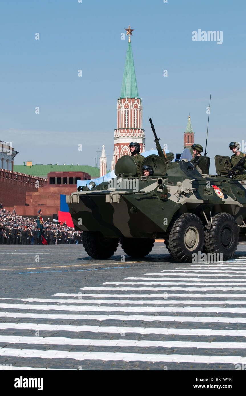 Il personale di blindati carrier APC BTR 80 marzo lungo la Piazza Rossa Mosca Victory Parade di 2010 Foto Stock