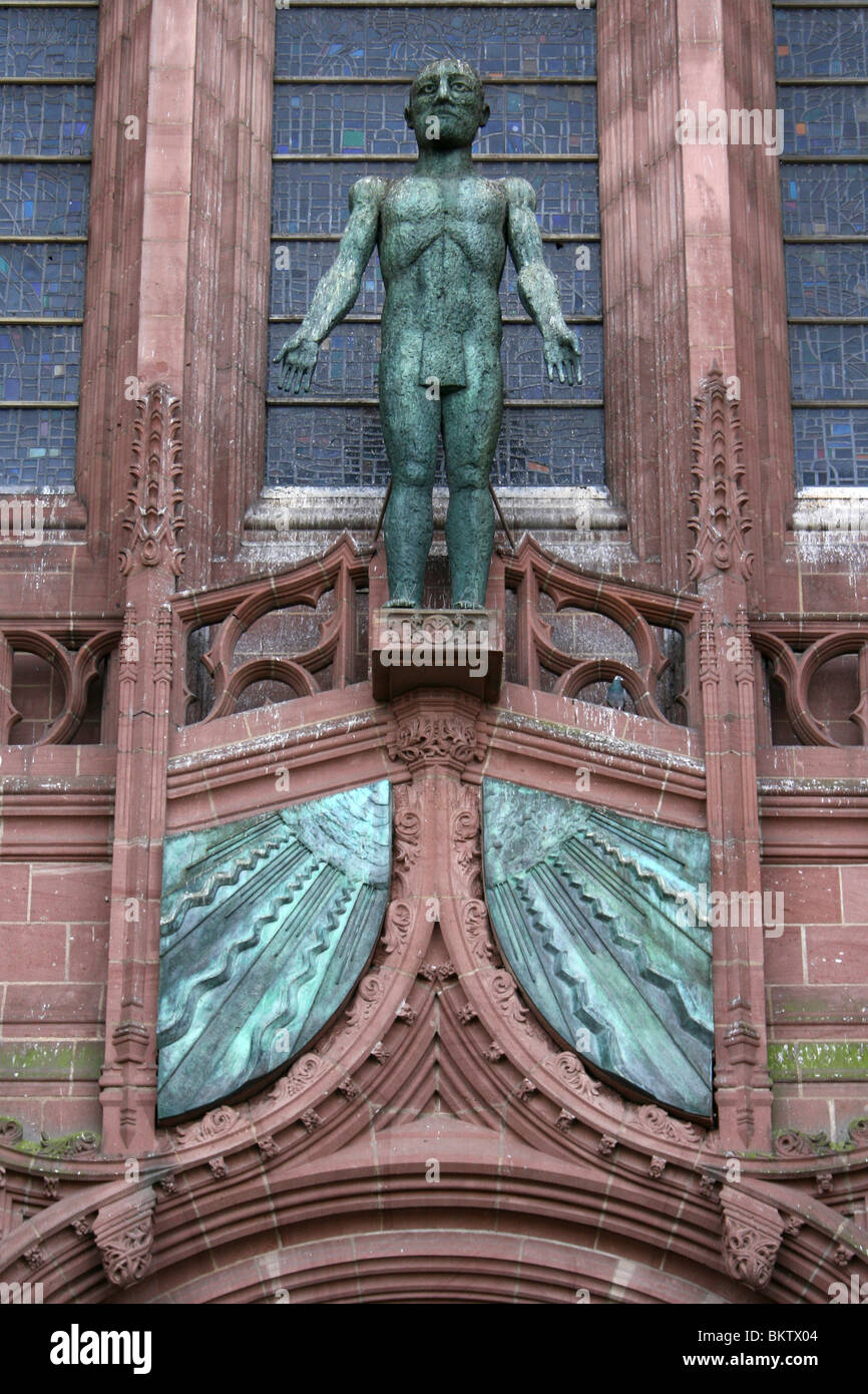 La scultura "Cristo Risorto" da Elizabeth Frink sopra la porta occidentale della Cattedrale anglicana, Liverpool Foto Stock