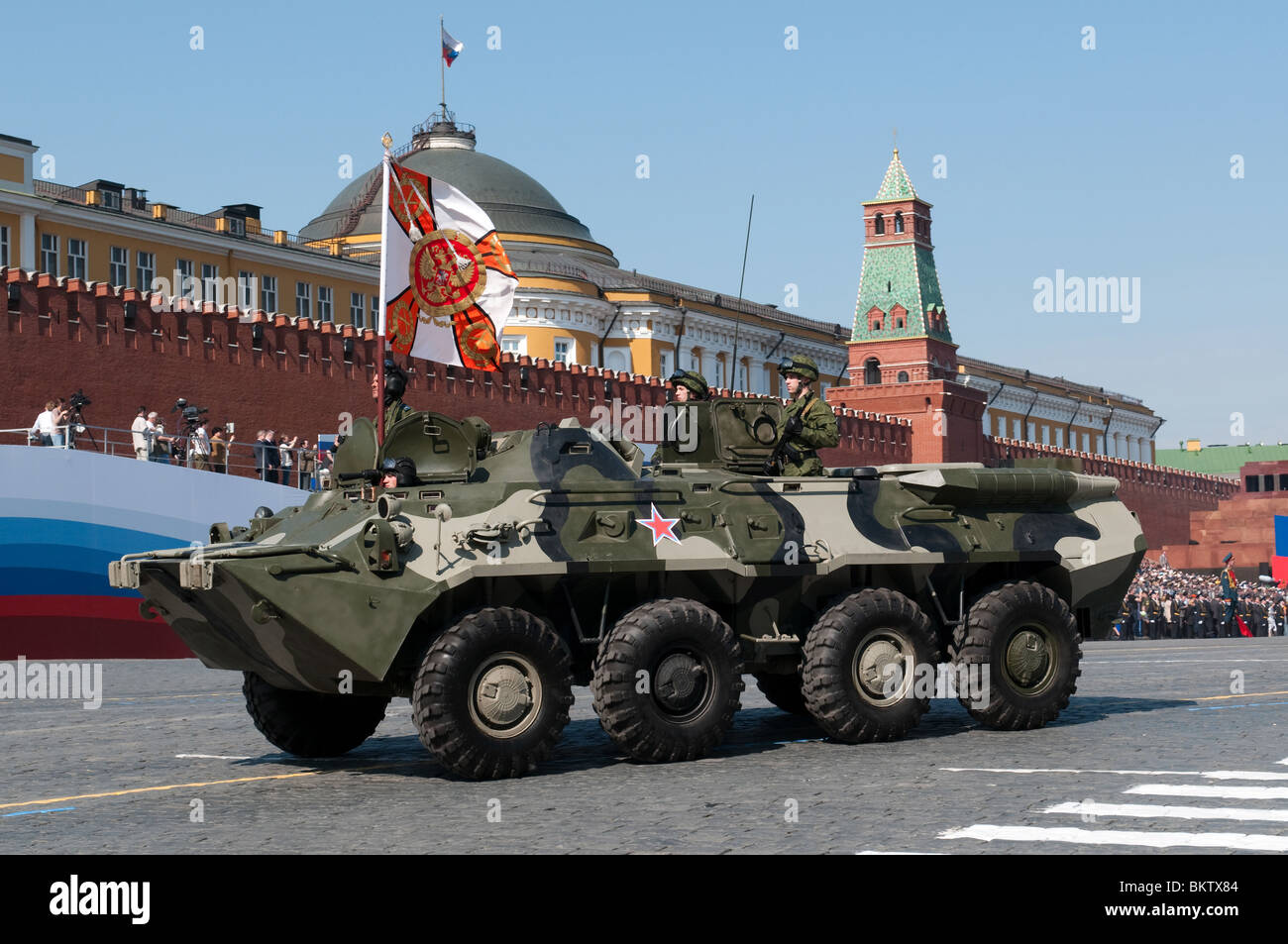 Il personale di blindati carrier APC BTR 80 marzo lungo la Piazza Rossa Mosca Victory Parade di 2010 Foto Stock