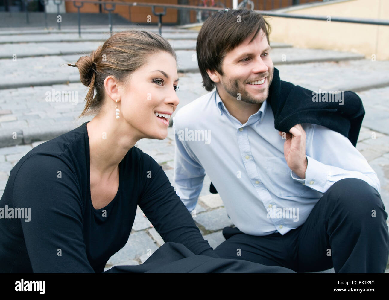 L uomo e la donna seduta su staris Foto Stock