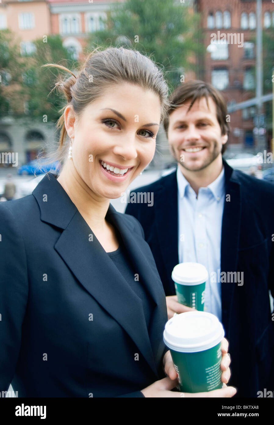 Uomo e donna con tazze di caffè Foto Stock