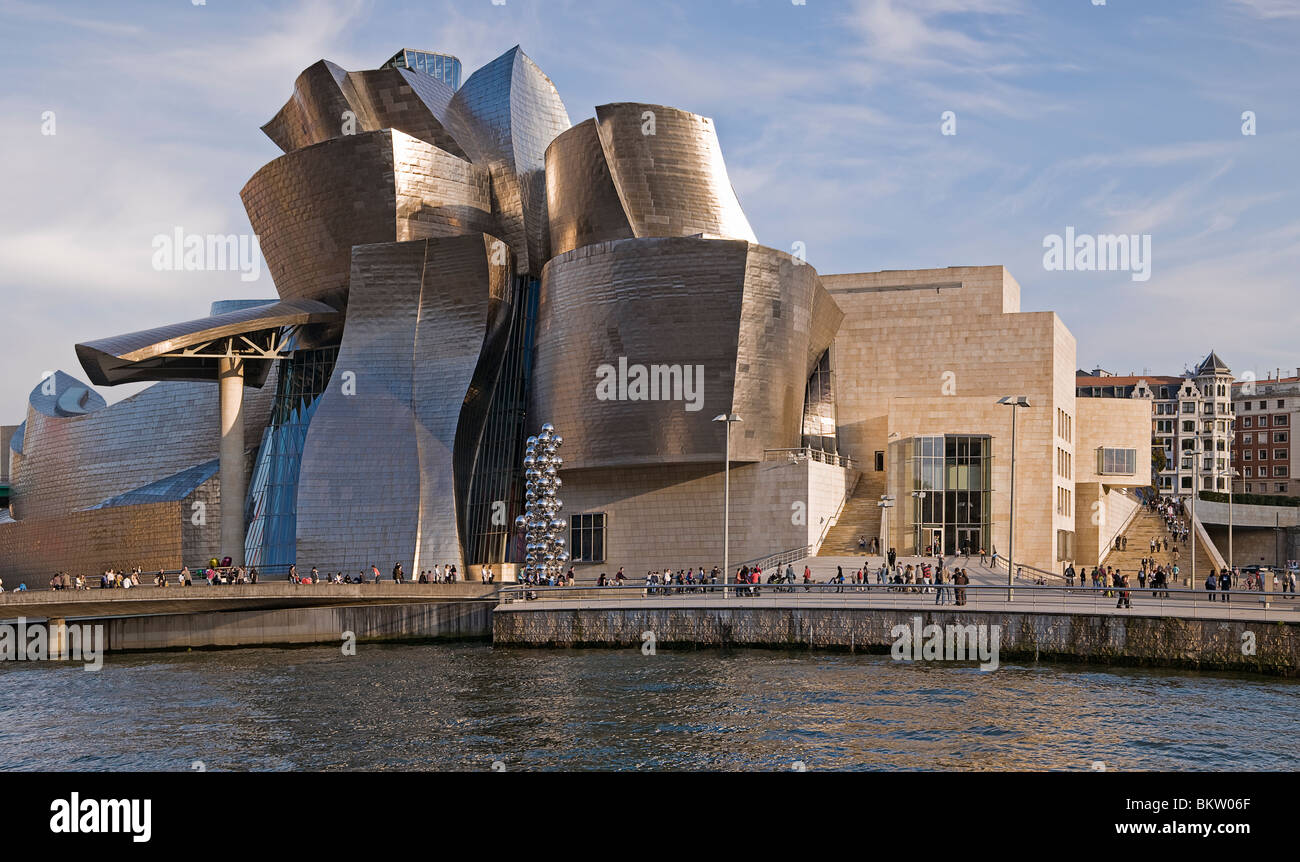 Il Guggenheim il museo di arte contemporanea progettato dall architetto canadese Frank O. Gehry sulla riva sinistra del Nervion estuario nella città di Bilbao Foto Stock