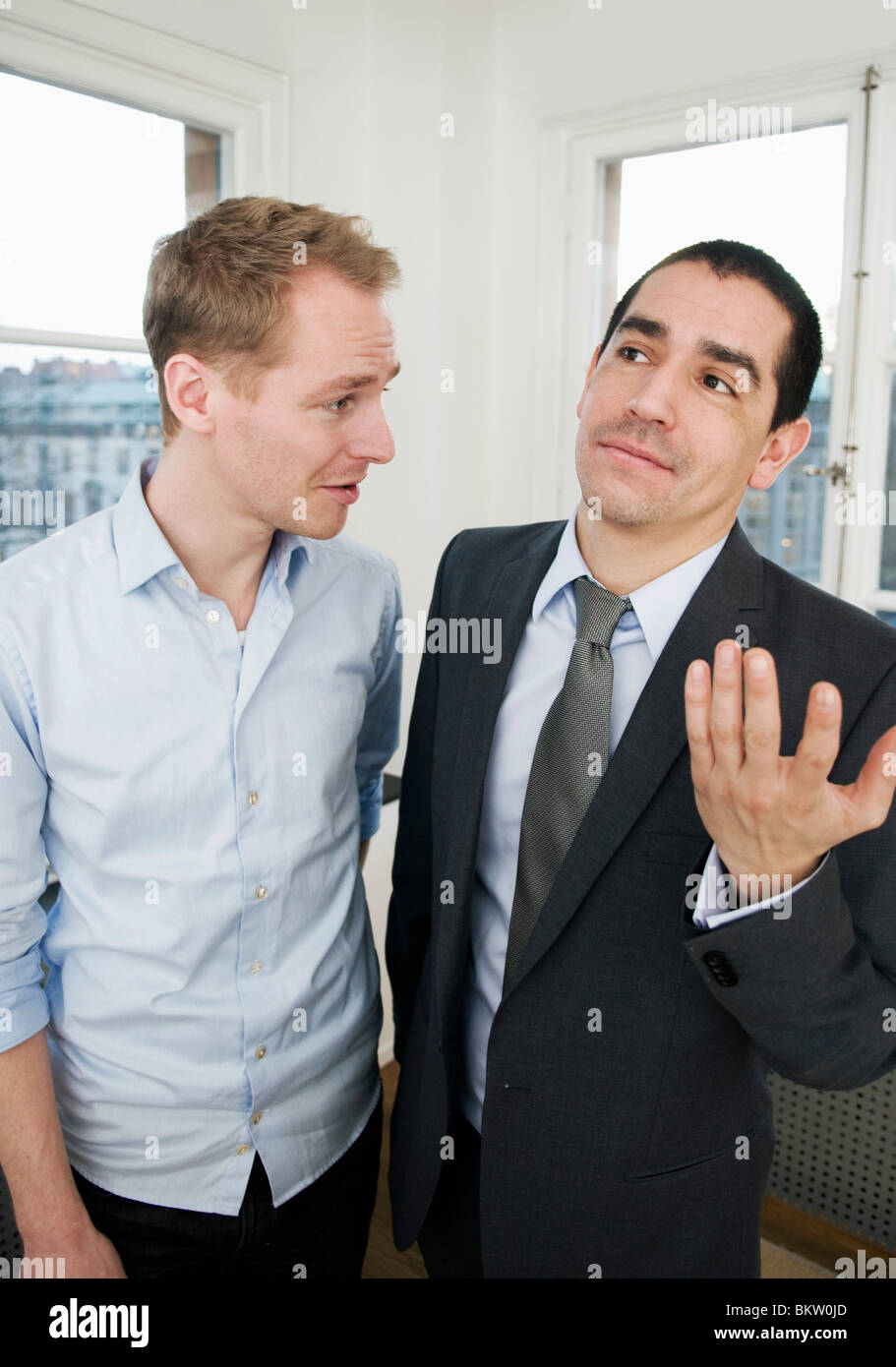 Due uomini discutere Foto Stock