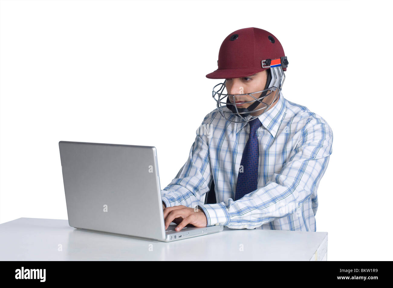 Imprenditore sport indossa il casco, utilizzando laptop Foto Stock