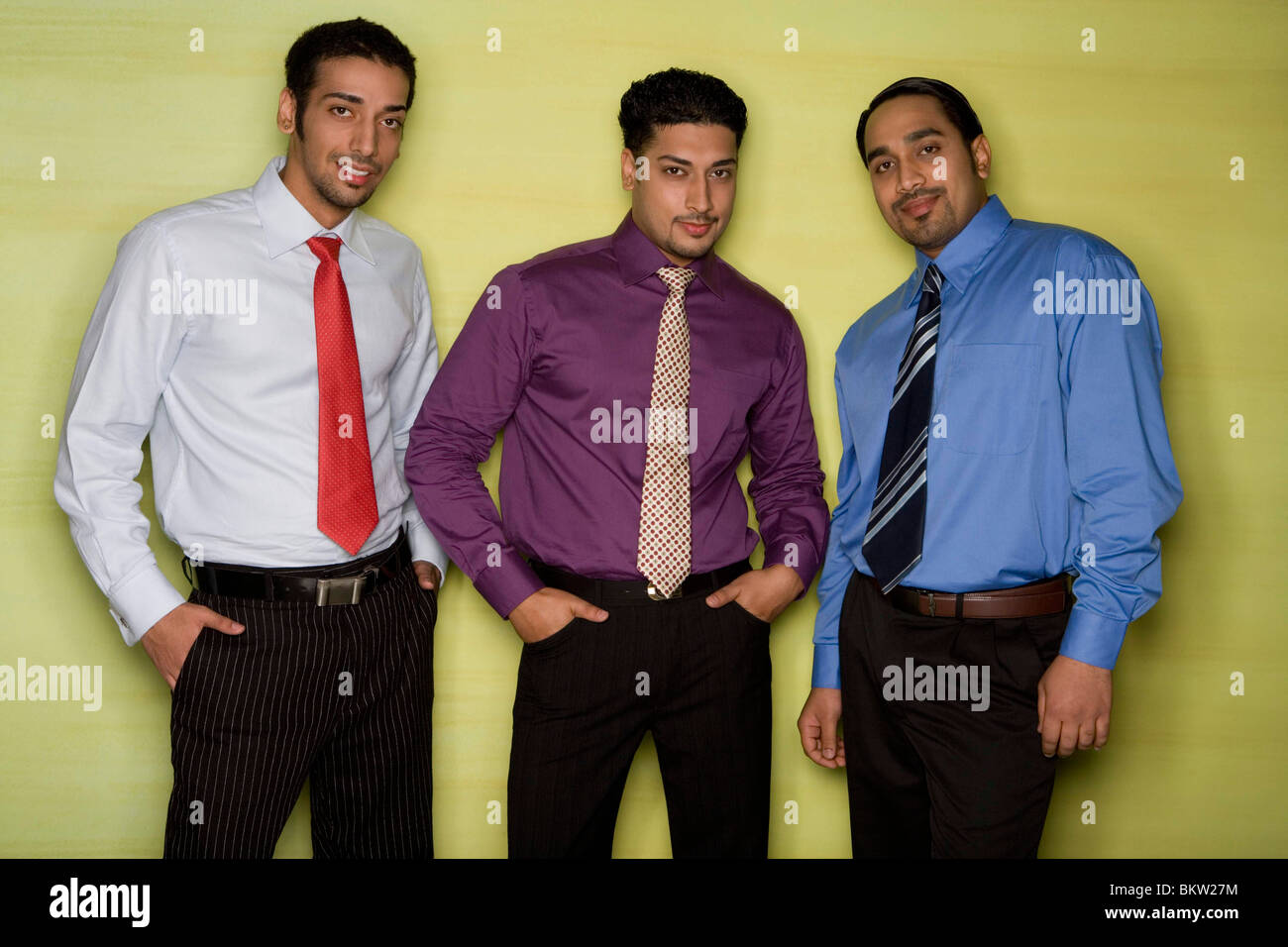 I colleghi in piedi con le mani in tasca, ritratto Foto Stock