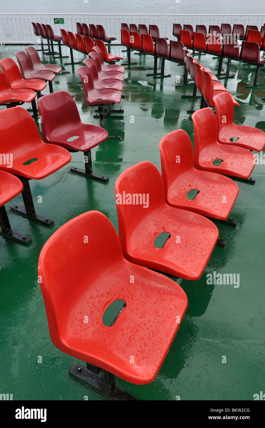 Rosso sedie di plastica su Caledonian Macbrayne traghetti per Arran Foto Stock
