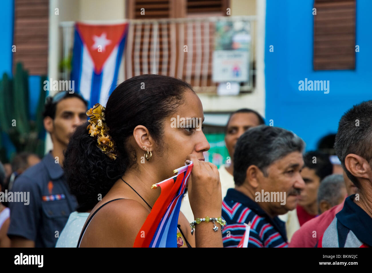 Una ragazza cubana che porta la bandiera nazionale durante la celebrazione annuale della rivoluzione cubana in Santiago de Cuba, Cuba. Foto Stock