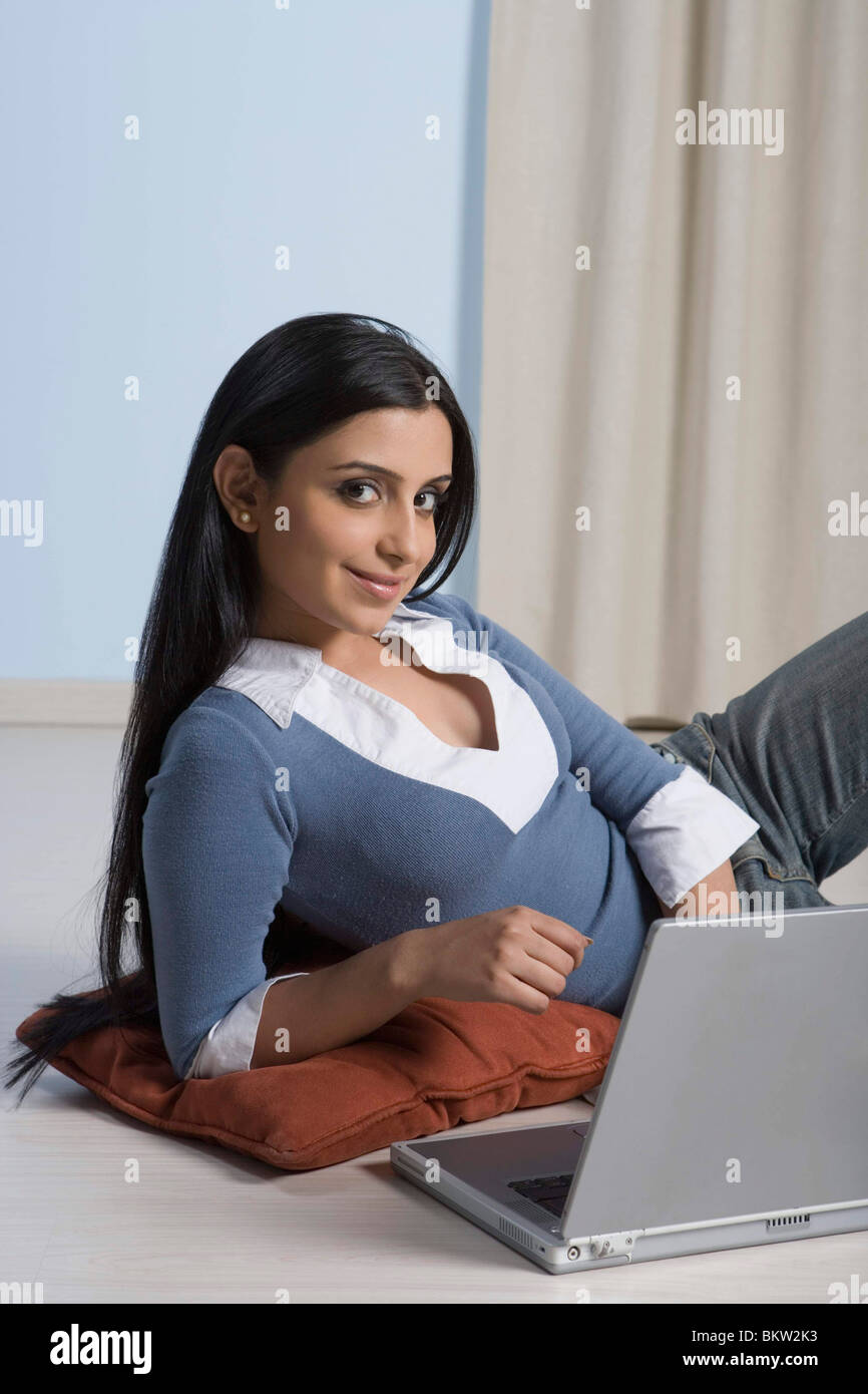 Giovane donna utilizzando laptop, ritratto Foto Stock