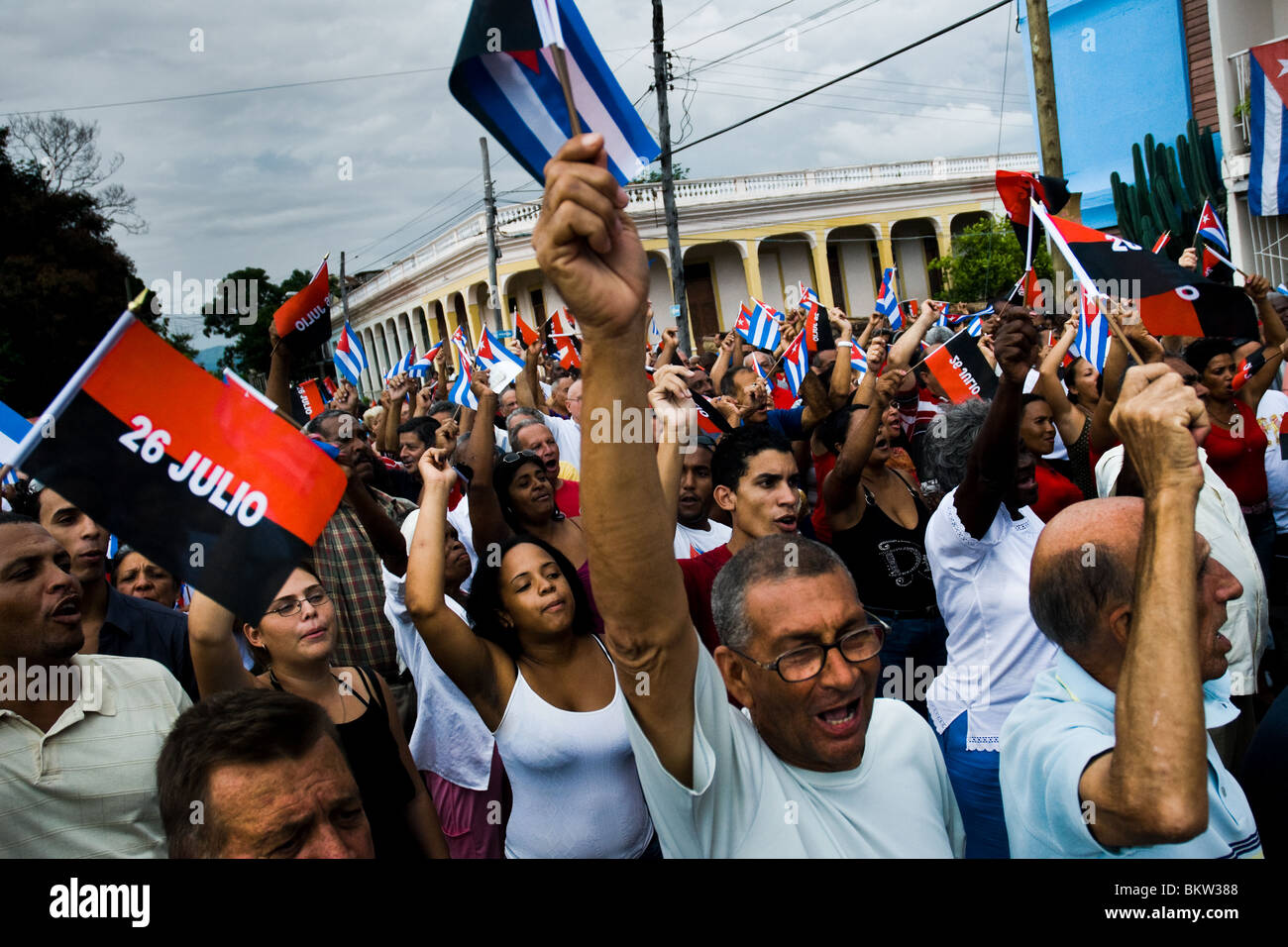I cubani che esprime sostegno per i fratelli Castro' regime durante la celebrazione della rivoluzione in Santiago de Cuba, Cuba. Foto Stock
